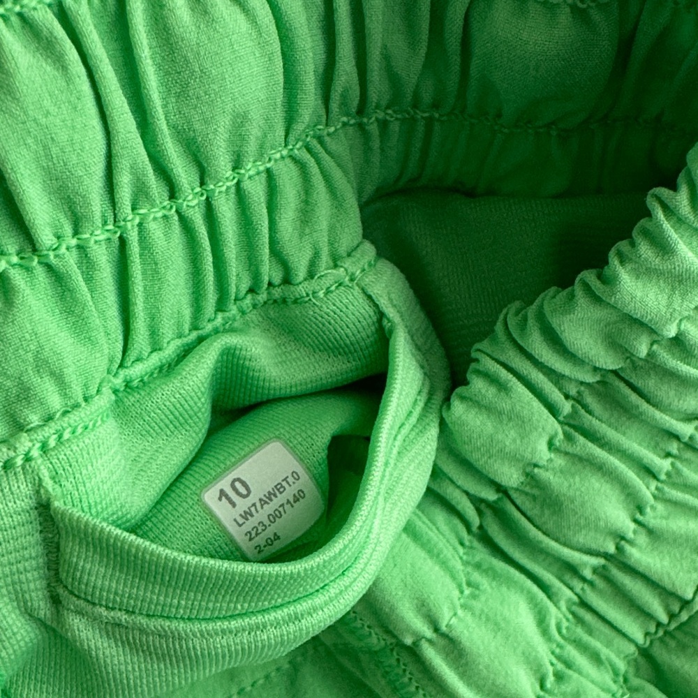 Lululemon Low Rise Hotty Hot -Lined 4" - Picture 5 of 5